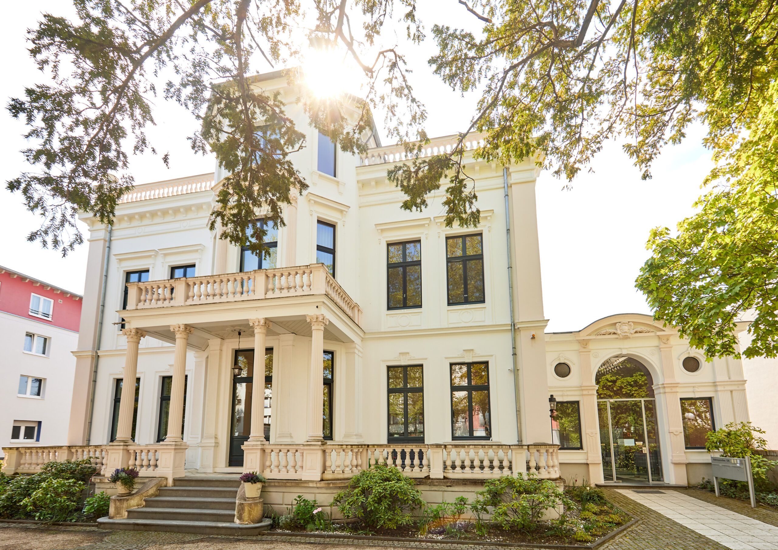 Beraterteam hält ein Meeting im Besprechungsraum