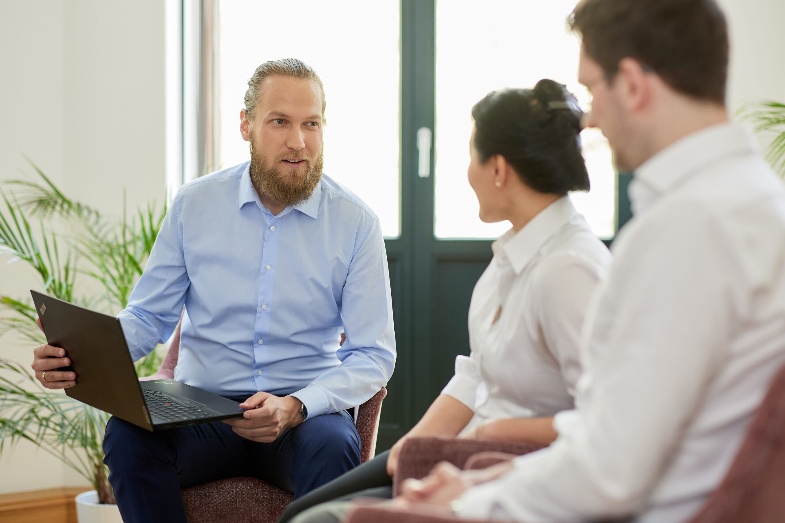 Beraterteam hält ein Meeting im Besprechungsraum